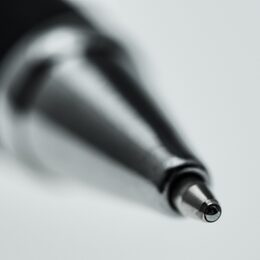 Eine Nahaufnahme eines Kugelschreibers, als Symbolfoto für Unterschriftenbeglaubigung