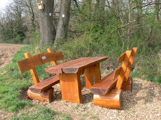 Eine Holz-Sitzgruppe am Waldrand.