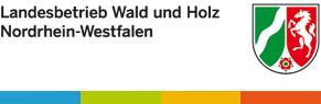 Landesbetrieb Wald und Holz Nordrhein-Westfalen. Wappen des Landes NRW, farbige Streifen am unteren Bildrand