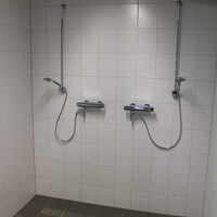 Dusche Herren, im gleichen Raum befindet sich auch ein Waschbecken - FWGH Boich