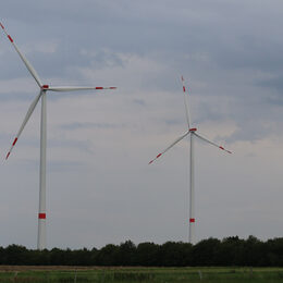 Elektrische Windmühlen in der Landschaft